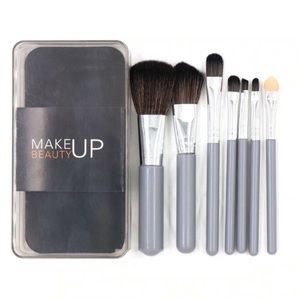 NWT 7 piece makeup brushes with case